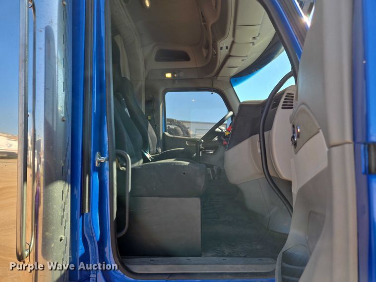 image for item EU3754 2019 Peterbilt 567 semi truck