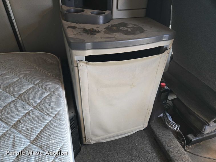 image for item EU3754 2019 Peterbilt 567 semi truck