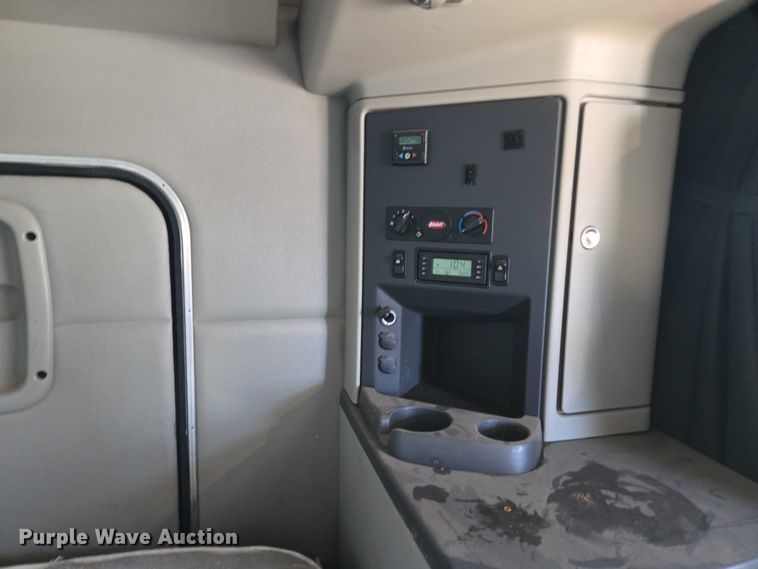 image for item EU3754 2019 Peterbilt 567 semi truck