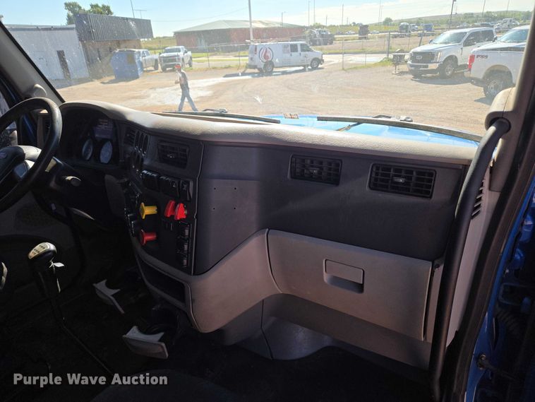 image for item EU3754 2019 Peterbilt 567 semi truck