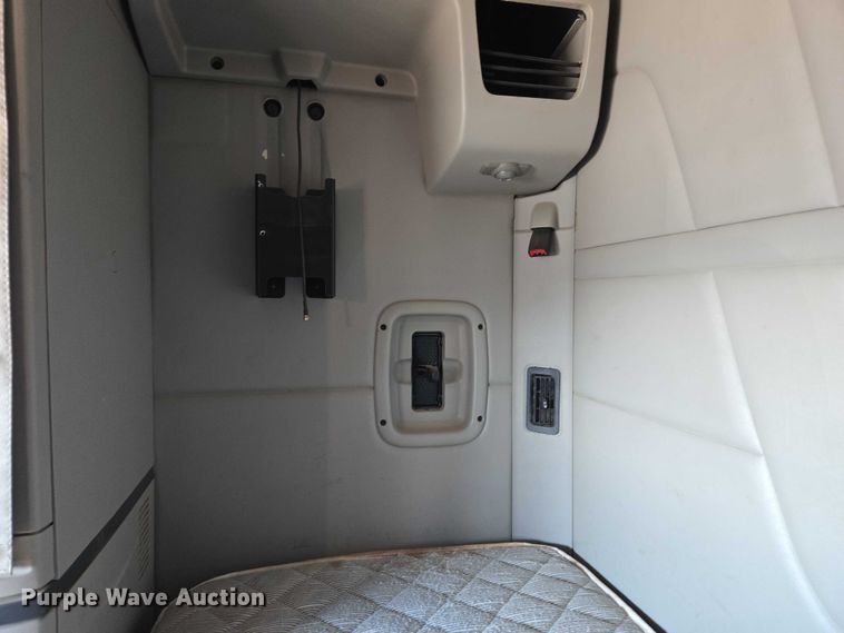 image for item EU3754 2019 Peterbilt 567 semi truck