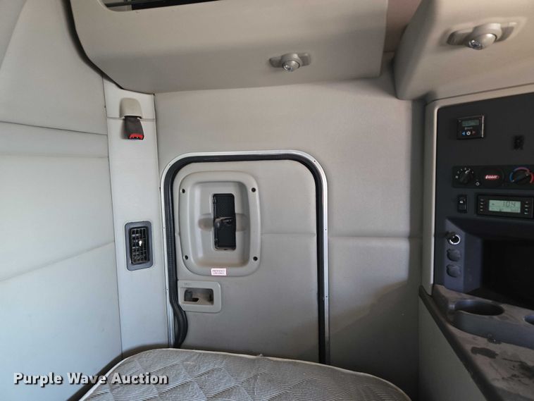 image for item EU3754 2019 Peterbilt 567 semi truck