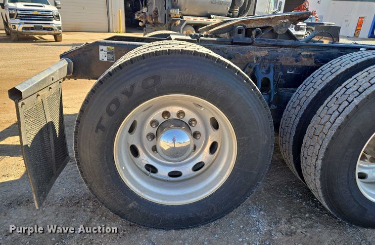 image for item EU3754 2019 Peterbilt 567 semi truck