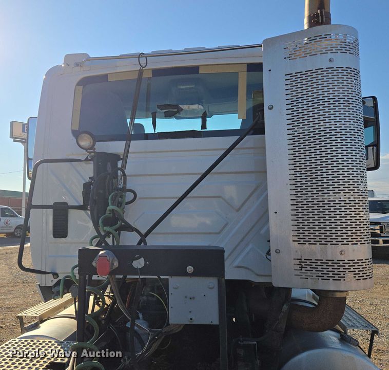 image for item EU3755 2011 International Prostar semi truck