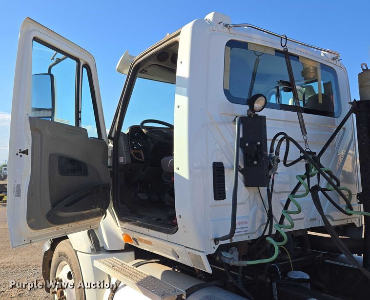 image for item EU3755 2011 International Prostar semi truck