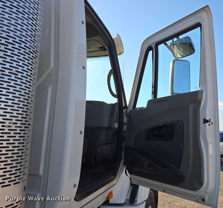 image for item EU3755 2011 International Prostar semi truck