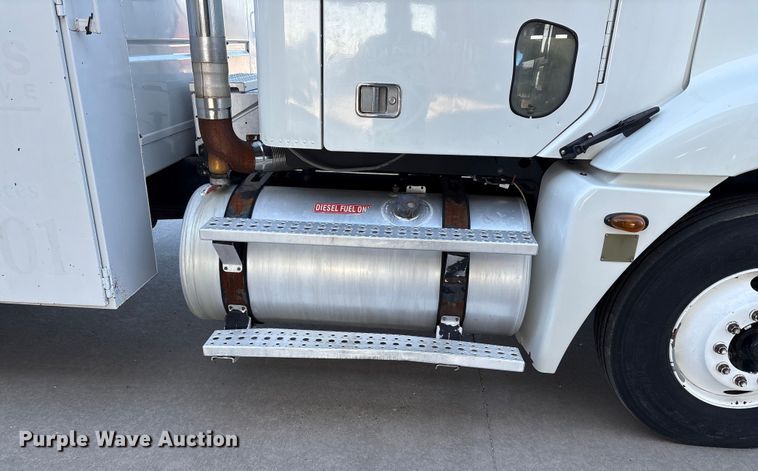 image for item EU4625 2005 Freightliner Columbia utility / service truck