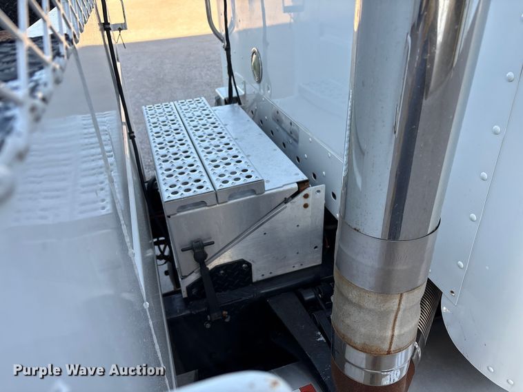 image for item EU4625 2005 Freightliner Columbia utility / service truck