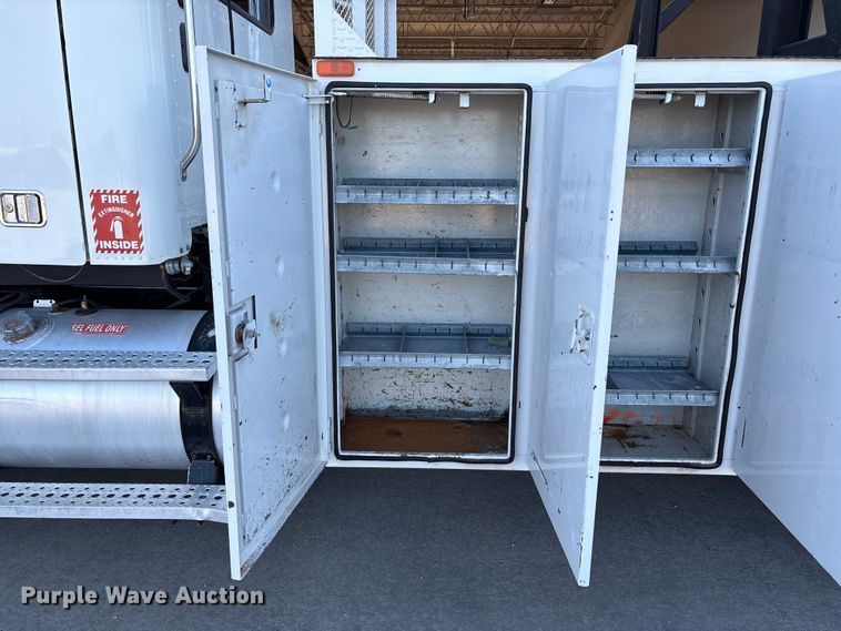 image for item EU4625 2005 Freightliner Columbia utility / service truck