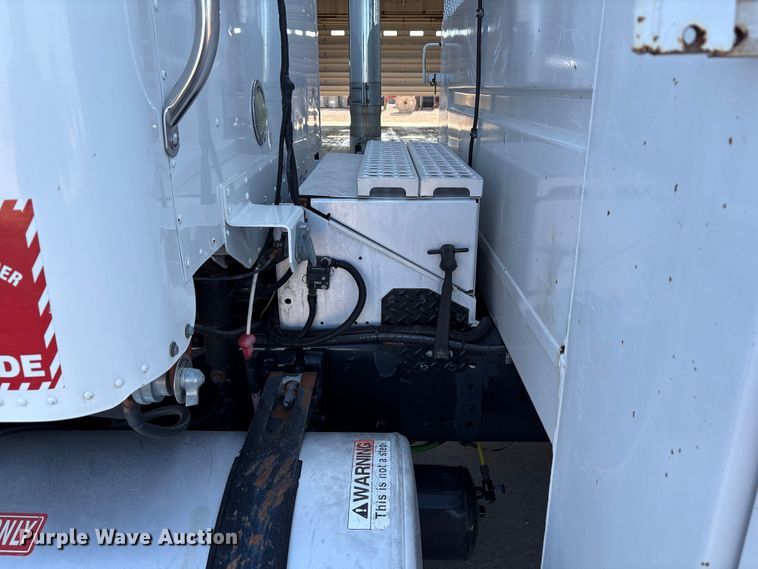 image for item EU4625 2005 Freightliner Columbia utility / service truck