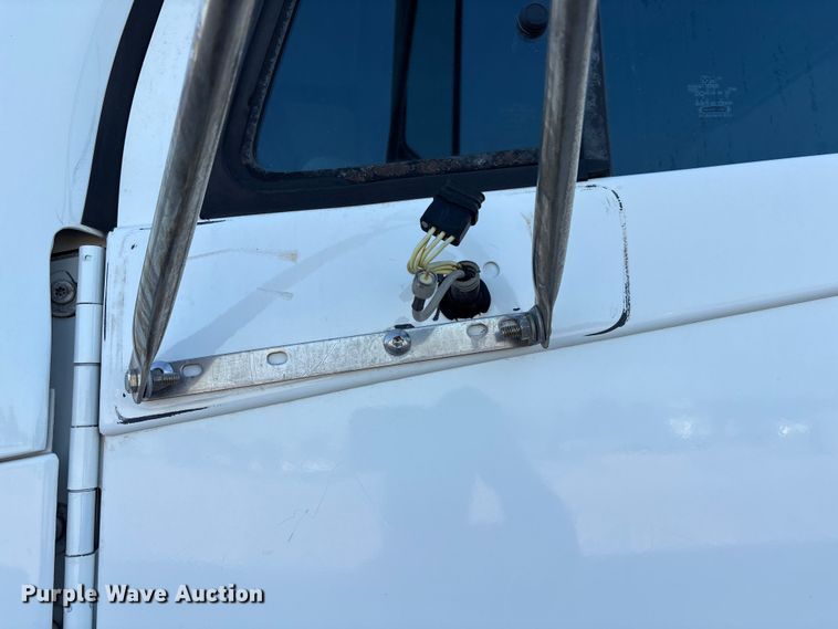 image for item EU4625 2005 Freightliner Columbia utility / service truck