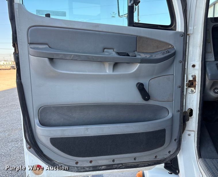 image for item EU4625 2005 Freightliner Columbia utility / service truck