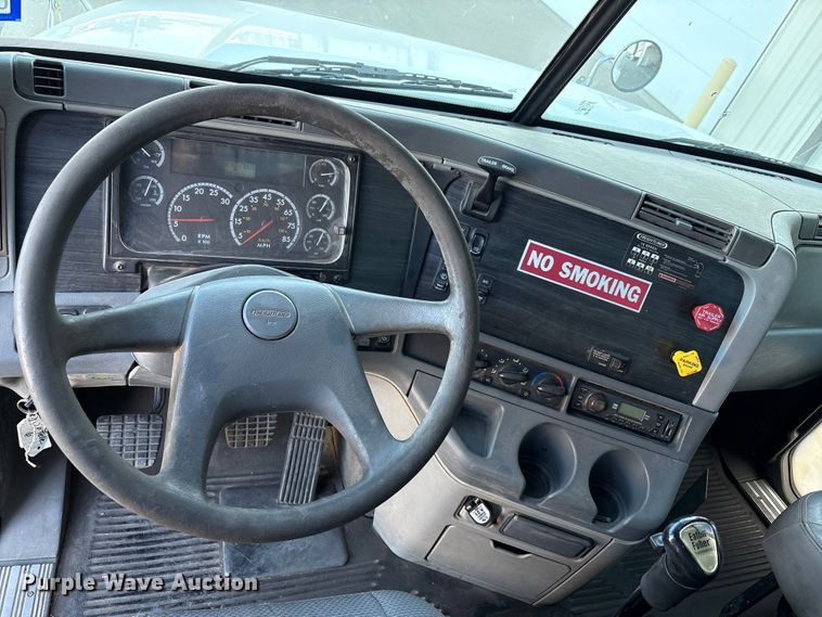 image for item EU4625 2005 Freightliner Columbia utility / service truck