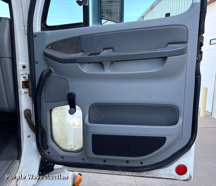 image for item EU4625 2005 Freightliner Columbia utility / service truck