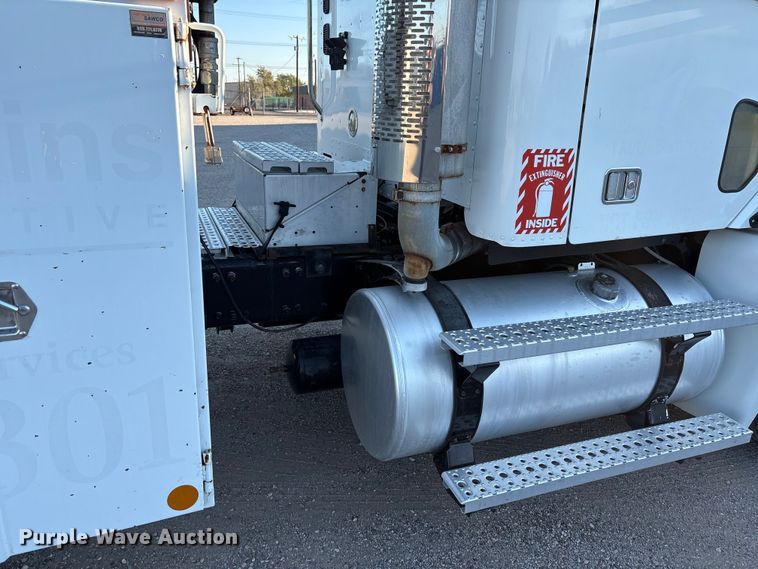 image for item EU4626 2006 Freightliner Columbia utility / service truck