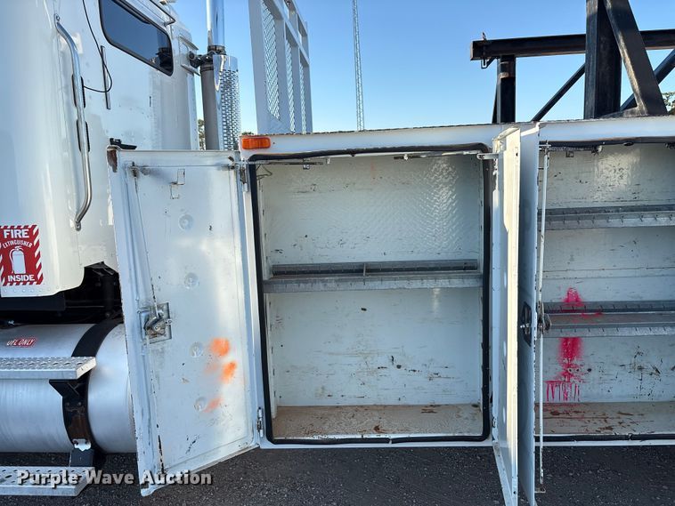 image for item EU4626 2006 Freightliner Columbia utility / service truck