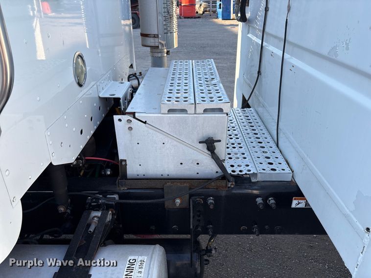 image for item EU4626 2006 Freightliner Columbia utility / service truck