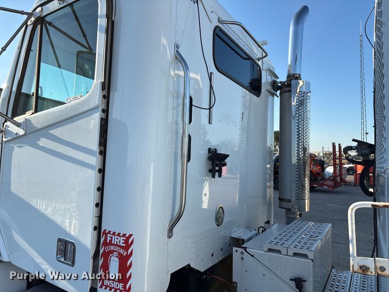 image for item EU4626 2006 Freightliner Columbia utility / service truck