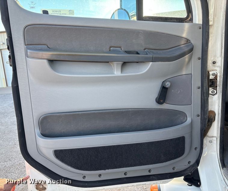 image for item EU4626 2006 Freightliner Columbia utility / service truck