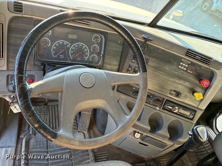 image for item EU4626 2006 Freightliner Columbia utility / service truck