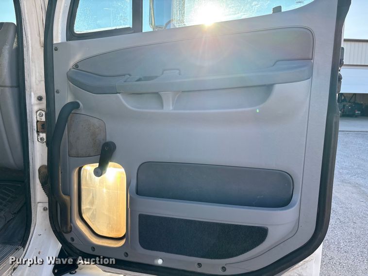 image for item EU4626 2006 Freightliner Columbia utility / service truck