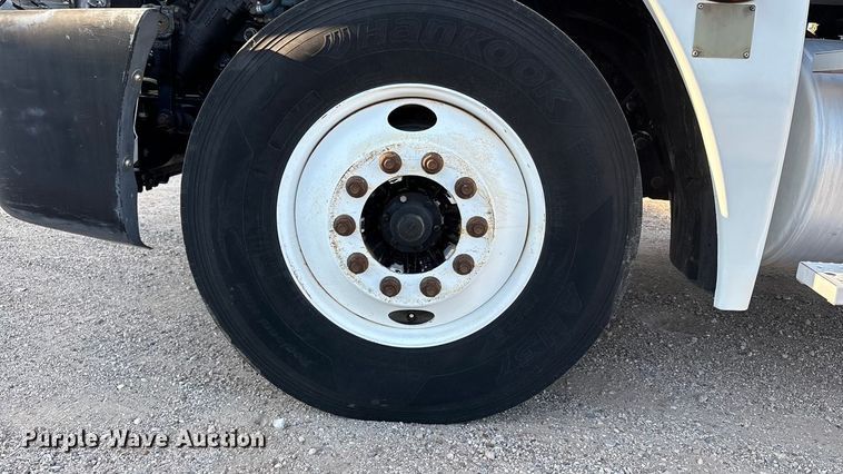 image for item EU4626 2006 Freightliner Columbia utility / service truck