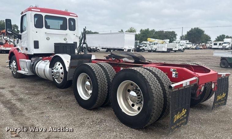 image for item NU9581 2018 Peterbilt 579 semi truck