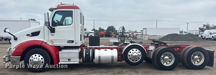 image for item NU9581 2018 Peterbilt 579 semi truck