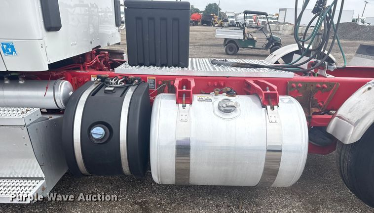 image for item NU9581 2018 Peterbilt 579 semi truck