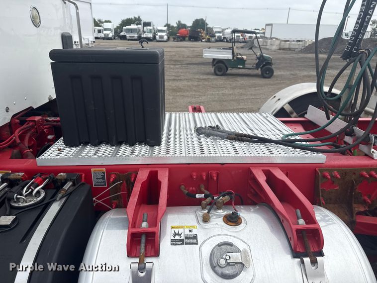 image for item NU9581 2018 Peterbilt 579 semi truck