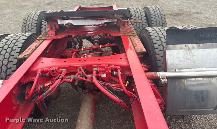 image for item NU9581 2018 Peterbilt 579 semi truck