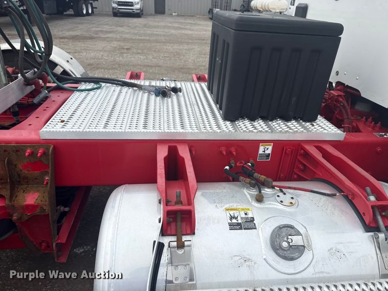 image for item NU9581 2018 Peterbilt 579 semi truck