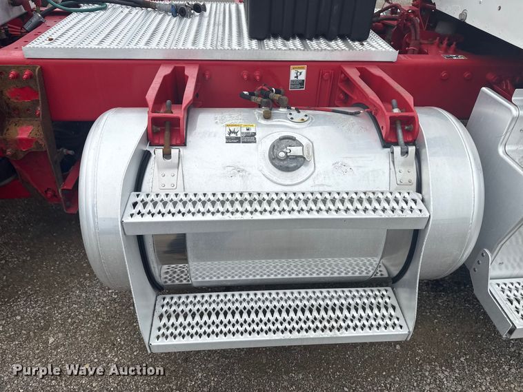 image for item NU9581 2018 Peterbilt 579 semi truck