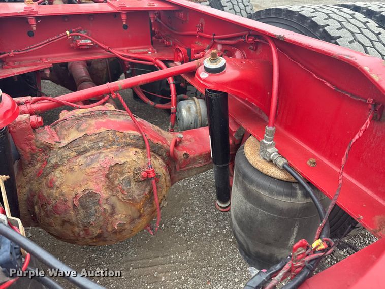 image for item NU9581 2018 Peterbilt 579 semi truck