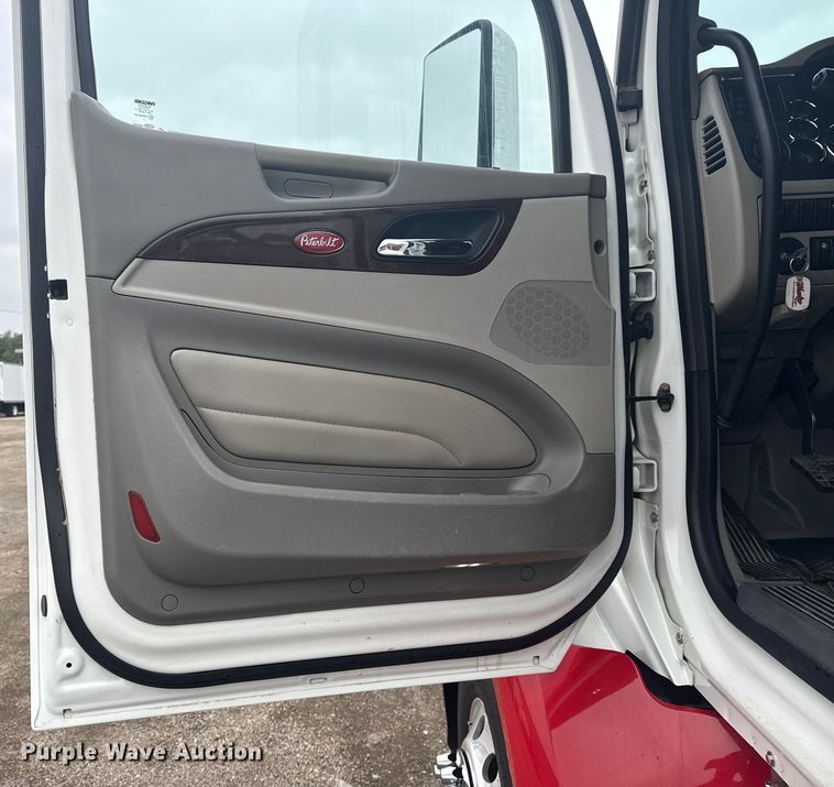 image for item NU9581 2018 Peterbilt 579 semi truck