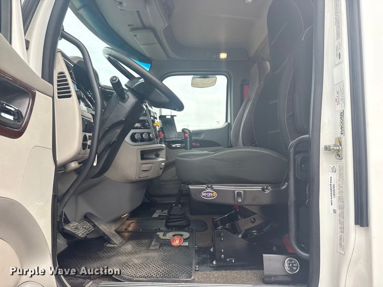 image for item NU9581 2018 Peterbilt 579 semi truck