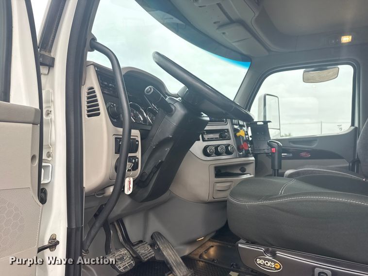 image for item NU9581 2018 Peterbilt 579 semi truck