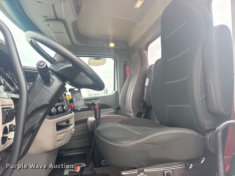 image for item NU9581 2018 Peterbilt 579 semi truck