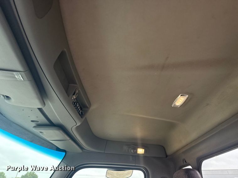 image for item NU9581 2018 Peterbilt 579 semi truck