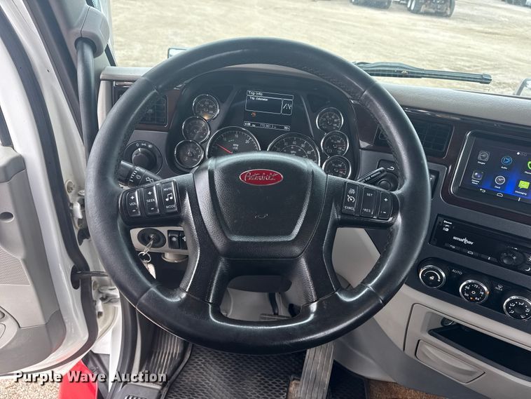 image for item NU9581 2018 Peterbilt 579 semi truck