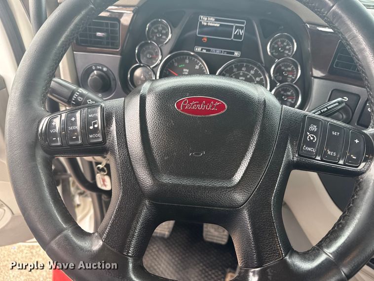 image for item NU9581 2018 Peterbilt 579 semi truck
