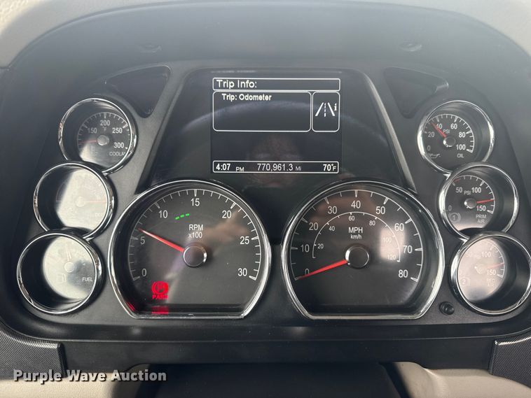 image for item NU9581 2018 Peterbilt 579 semi truck