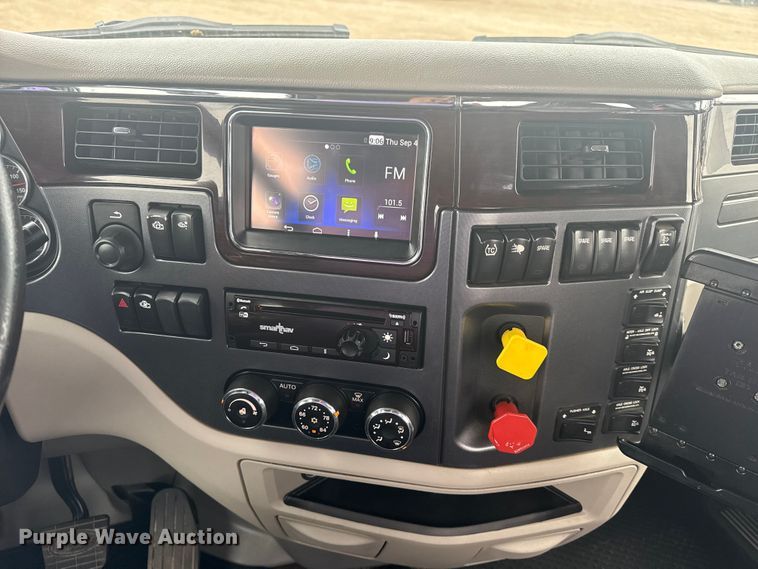 image for item NU9581 2018 Peterbilt 579 semi truck