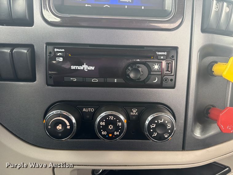 image for item NU9581 2018 Peterbilt 579 semi truck