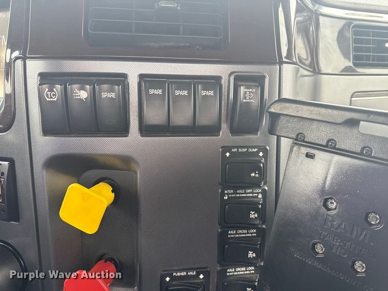 image for item NU9581 2018 Peterbilt 579 semi truck