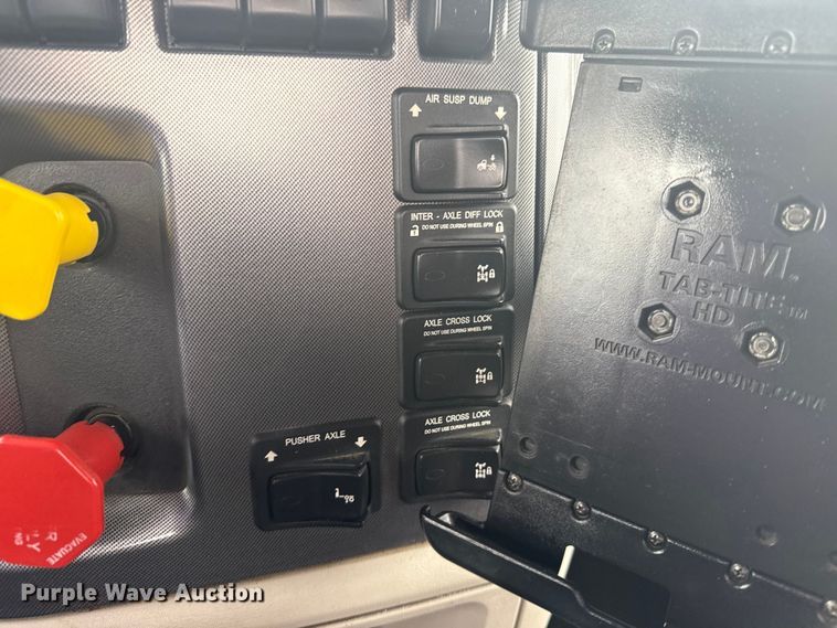 image for item NU9581 2018 Peterbilt 579 semi truck