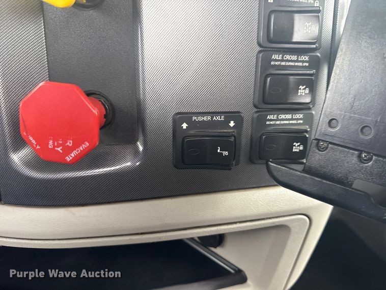 image for item NU9581 2018 Peterbilt 579 semi truck