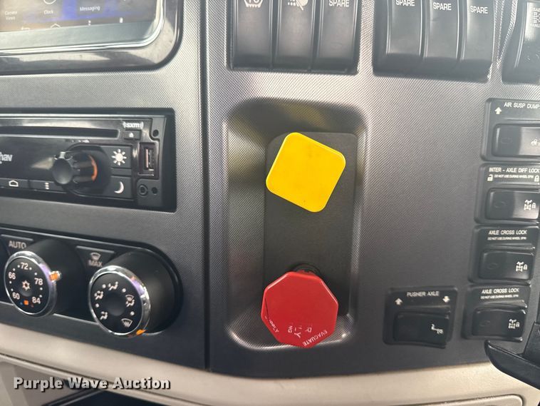 image for item NU9581 2018 Peterbilt 579 semi truck