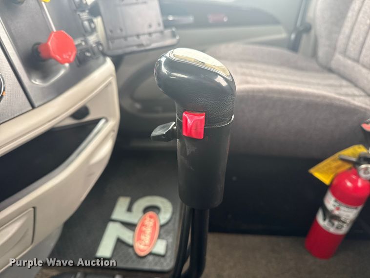 image for item NU9581 2018 Peterbilt 579 semi truck