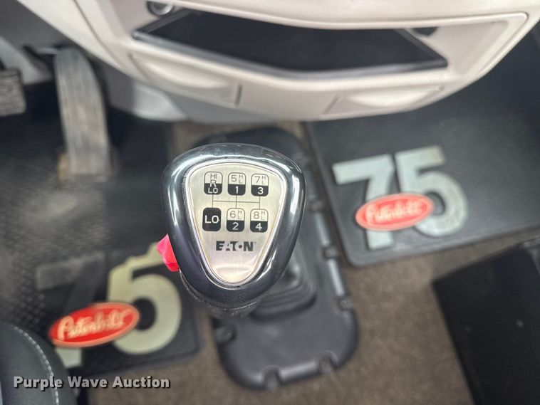 image for item NU9581 2018 Peterbilt 579 semi truck